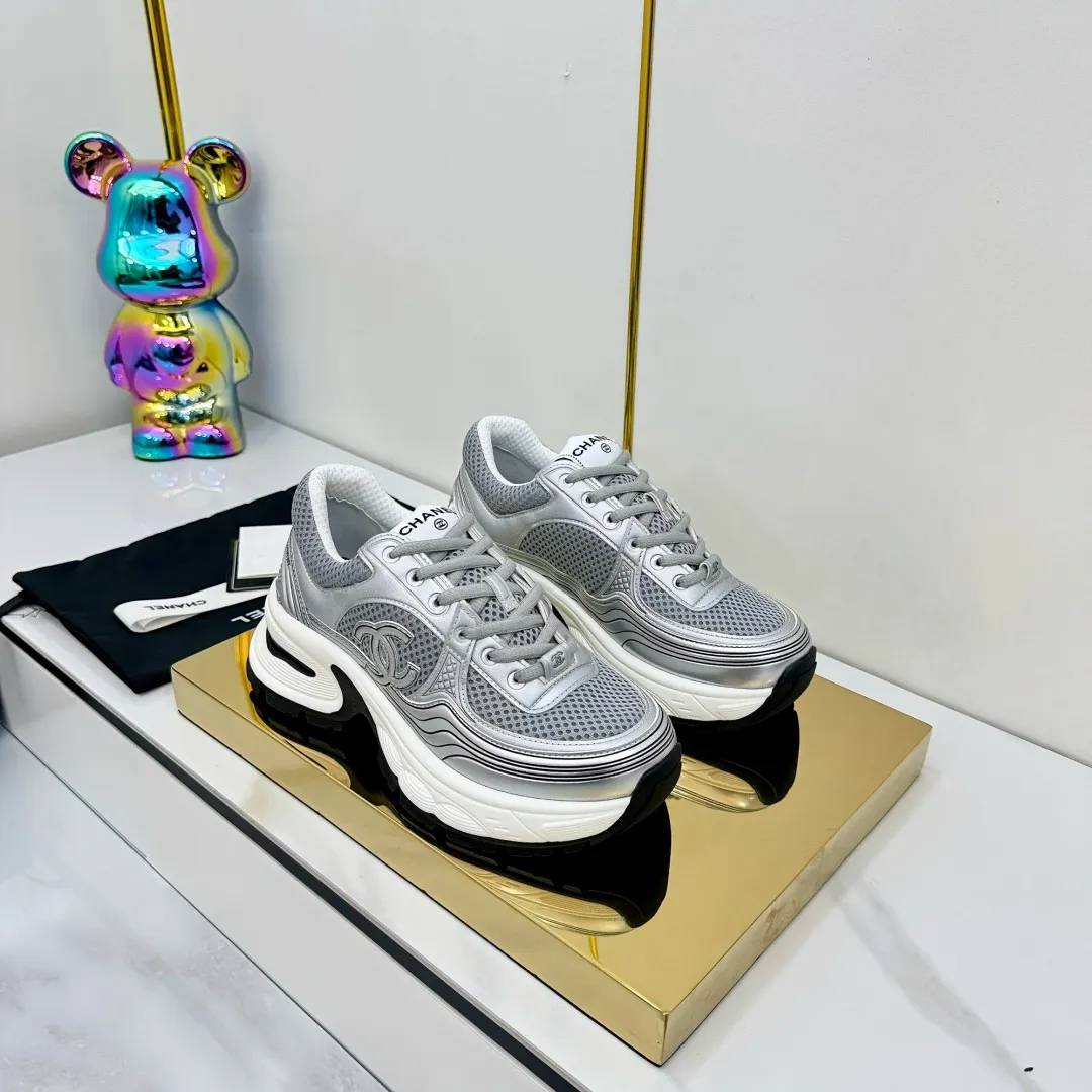 👟👟Ex-factory price 680👟👟 Upgraded version, upgraded version, upgraded version! No rebuttal accepted! ! ! ! Chanel Chanel panda shoes! 2025 counter's top casual sports shoes. This classic design; the upper is electro-embroidered with a variety of techniques; the outsole is fashionable and sporty; the unusual inclusion of a variety of color matching elements... The diversified mix and match is very good-looking and versatile, and can be used for leisure, fashion, sports, and outdoor... ꫛꫀꪝ Go➫ Materials: ❶Upper made of: original imported first-layer silk cowhide + original waterproof cloth + original first-layer cowhide ❷Inner lining: Original Yangli+Net ❸Outsole based on: Original TPU combination outsole Counter boutique packaging complete set for women 35–41 👉 👉 👉 👉